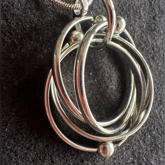 Pretty silver tone circles necklace - Picture 2 of 5